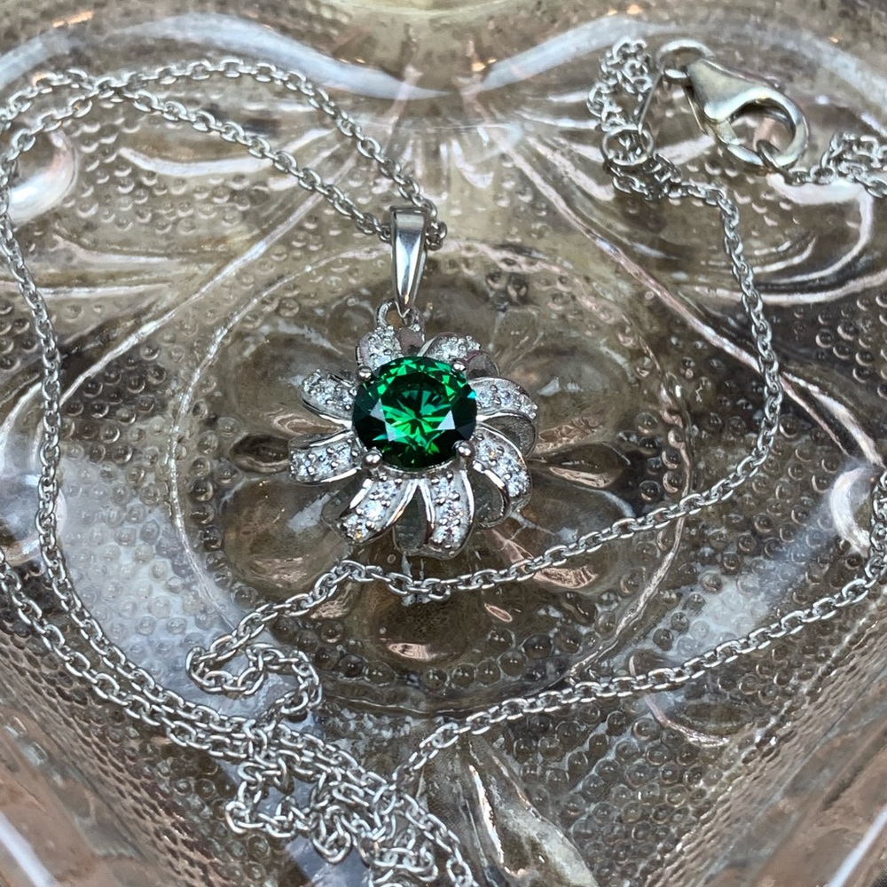 💚Swarovski Green Floral Pendant💚